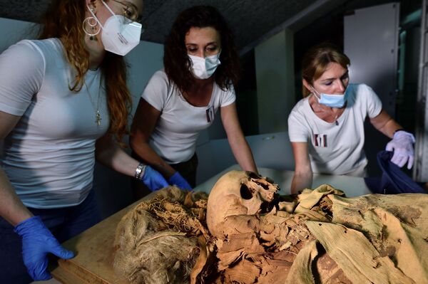 آماده سازی مومیایی برای حمل و نقل از موزه باستان شناسی برگامو به بیمارستان میلان برای توموگرافی - اسپوتنیک افغانستان  