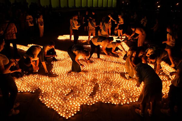 شرکت کنندگان در برنامه شمع حافظه شمع هایی را مقابل موزه پیروزی در مسکو. - اسپوتنیک افغانستان  