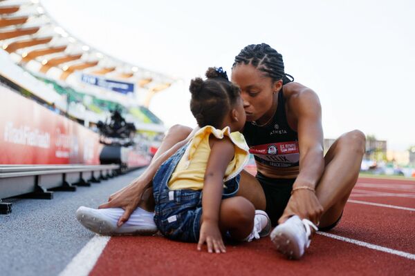 آلیسون فلیکس پس از کسب مقام دوم در مسابقات 400 متر قهرمانی ایالات متحده، با دخترش کمرین پیروزی را جشن می گیرد. - اسپوتنیک افغانستان  
