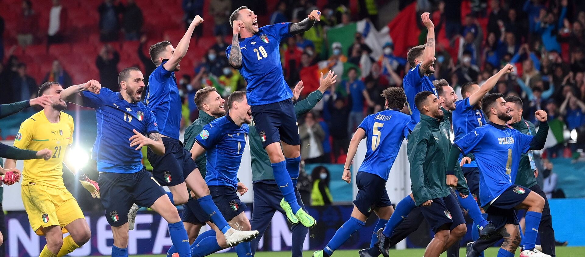 Игроки сборной Италии празднуют выход в финал после победы в серии пенальти - اسپوتنیک افغانستان  , 1920, 12.07.2021