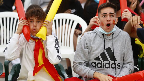 Испанские болельщики во время матча Италия - Испания в Гриньоне, Испания - اسپوتنیک افغانستان  