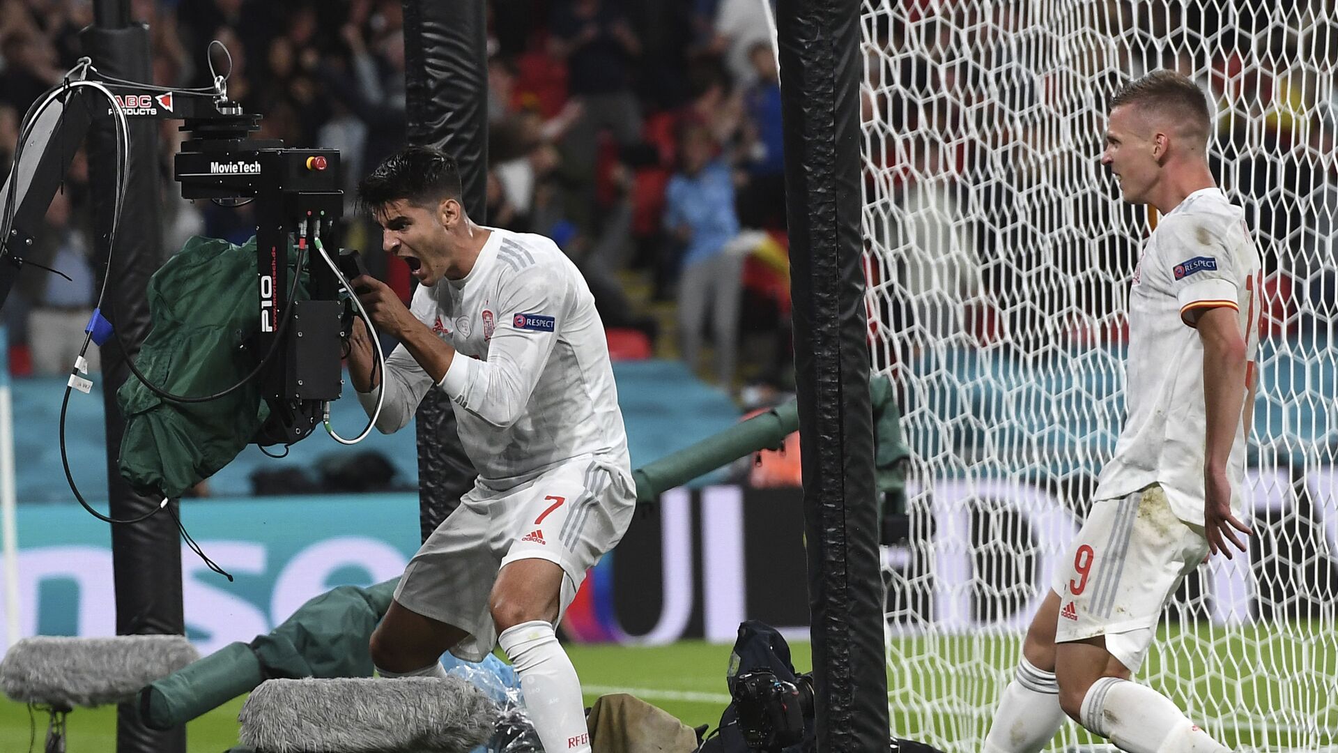 Испанец Альваро Мората празднует после того, как забил первый гол в полуфинальном матче чемпионата Европы по футболу 2020 на стадионе Уэмбли в Лондоне - اسپوتنیک افغانستان  , 1920, 07.01.2022