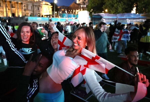 هواداران بریتانیا که گل دوم بریتانیا را جشن می گیرند - اسپوتنیک افغانستان  