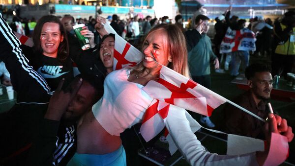 Болельщики Англии празднуют забитый второй гол Англии - اسپوتنیک افغانستان  