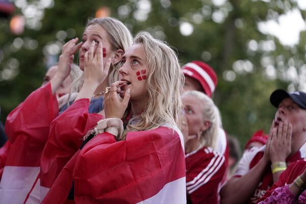 طرفداران تیم دانمارک، این مسابقه را صفحه بزرگ Tivoli در کپنهاگ تماشا می کنند - اسپوتنیک افغانستان  