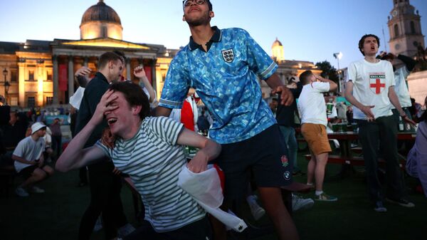 Болельщики во время матча Англия - Дания на Трафальгарской площади - اسپوتنیک افغانستان  