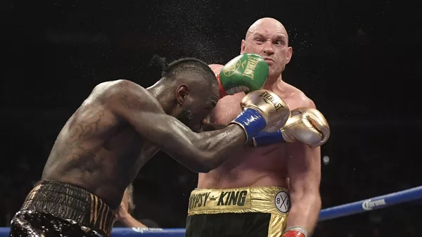 تایسون وایلدر     Deontay Wilder, left, connects with Tyson Fury, of England, during a WBC heavyweight championship boxing match Saturday, Dec. 1, 2018, in Los Angeles - اسپوتنیک افغانستان  