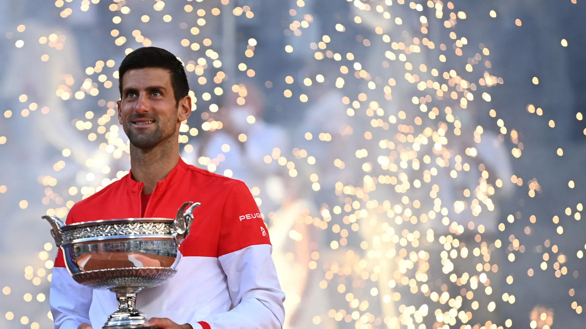 نواک جوکوویچ ستاره صربستانی تنیس Serbia's Novak Djokovic poses with The Mousquetaires Cup (The Musketeers) after winning against Greece's Stefanos Tsitsipas at the end of their men's final tennis match on Day 15 of The Roland Garros 2021 French Open tennis tournament in Paris on June 13, 2021. نواک جوکوویچ ستاره صربستانی تنیس Serbia's Novak Djokovic poses with The Mousquetaires Cup (The Musketeers) after winning against Greece's Stefanos Tsitsipas at the end of their men's final tennis match on Day 15 of The Roland Garros 2021 French Open tennis tournament in Paris on June 13, 2021. - اسپوتنیک افغانستان , 1920, 10.07.2022