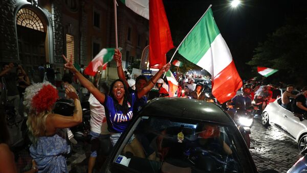 Soccer Football - Euro 2020 - Final - Fans gather for Italy v England - Rome, Italy - July 11, 2021 Italy fans celebrate after winning the Euro 2020 - اسپوتنیک افغانستان  