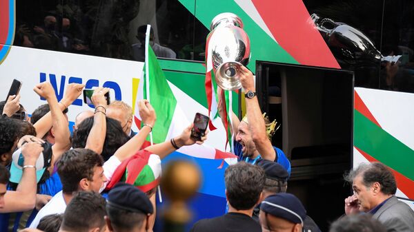 Soccer Football - Euro 2020 -  Rome, Italy - July 12, 2021 - Italy's Giorgio Chiellini exits the bus holding the Euro 2020 cup as the team arrives at the Parco dei Principi hotel after winning the European Championship - اسپوتنیک افغانستان  