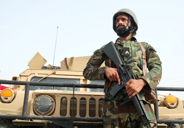 یک سرباز ارتش در ناحیه هفتم شهر قندهار در جنگ با طالبان. - اسپوتنیک افغانستان  