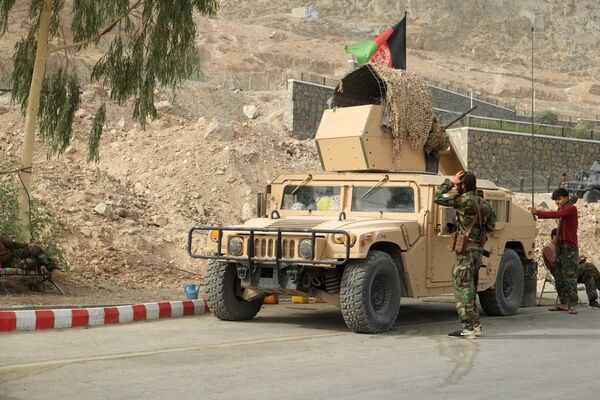سربازان ارتش در ناحیه هفتم شهر قندهار درحال جنگ با طالبان. - اسپوتنیک افغانستان  