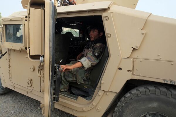 سرباز ارتش در ناحیه هفتم شهر قندهار درحال جنگ با طالبان. - اسپوتنیک افغانستان  