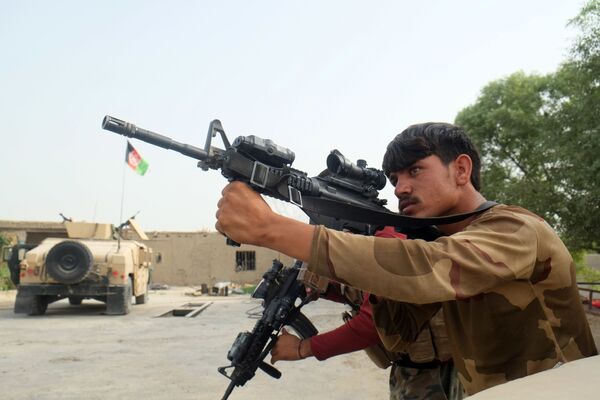سرباز ارتش در ناحیه هفتم شهر قندهار درحال جنگ با طالبان. - اسپوتنیک افغانستان  