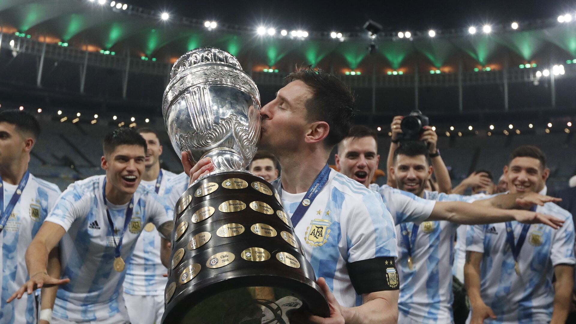 Lionel Messi beija o troféu depois de derrotar o Brasil na final da Copa América no Maracanã, Rio de Janeiro  - اسپوتنیک افغانستان  , 1920, 24.04.2022