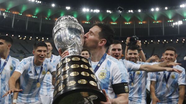 Lionel Messi beija o troféu depois de derrotar o Brasil na final da Copa América no Maracanã, Rio de Janeiro  - اسپوتنیک افغانستان  