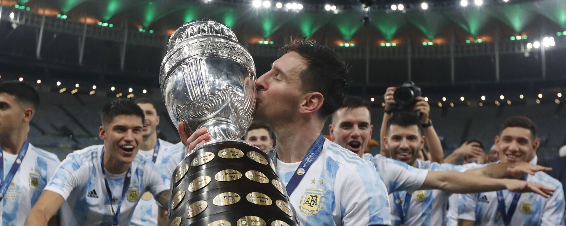 Lionel Messi beija o troféu depois de derrotar o Brasil na final da Copa América no Maracanã, Rio de Janeiro  - اسپوتنیک افغانستان  , 1920, 18.07.2021