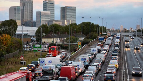 Traffic queues on a main route into London by the towers of London's financial district Canary Wharf (File) - اسپوتنیک افغانستان  