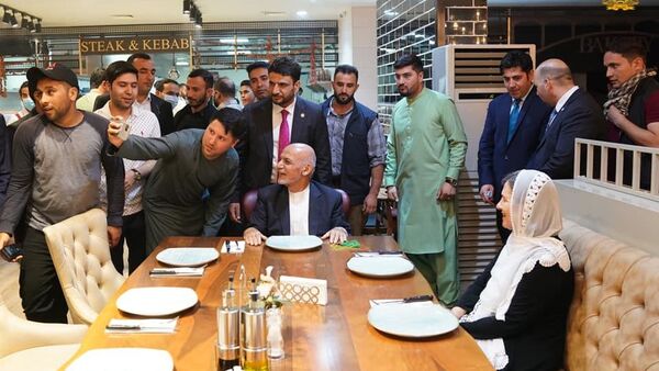 اتفاق بی سابقه؛ رئیس جمهور غنی با همسرش به رستورانت رفت + عکس - اسپوتنیک افغانستان  