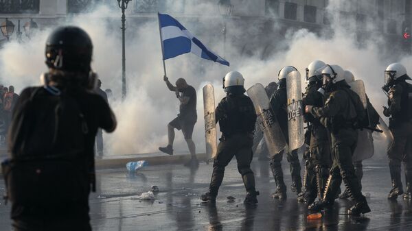 Греческая полиция использует слезоточивый газ для разгона протестующих против вакцинации в центре Афин  - اسپوتنیک افغانستان  