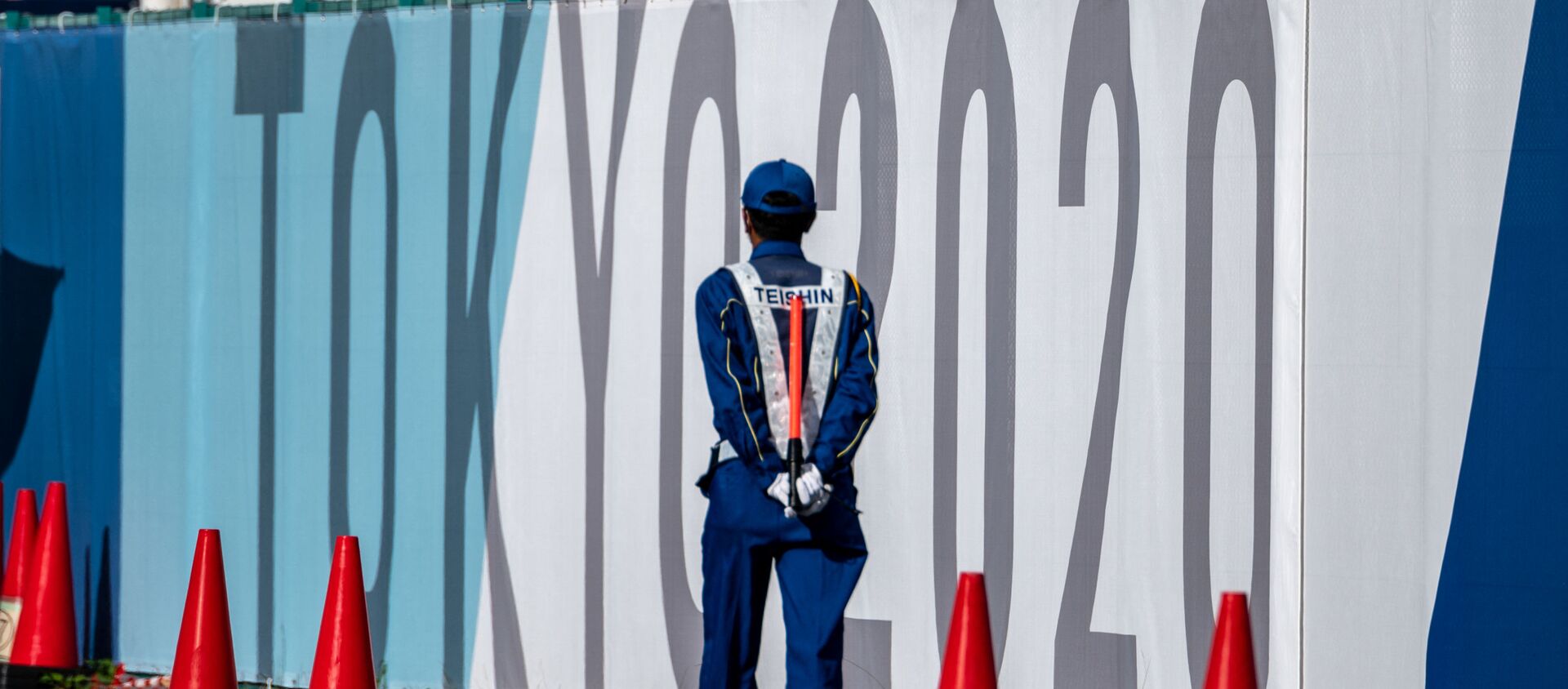 A security guard walks at the Olympic and Paralympic Village in Tokyo on July 15, 2021, ahead of the 2020 Tokyo Olympic Games which begins on July 23. - اسپوتنیک افغانستان  , 1920, 16.08.2021