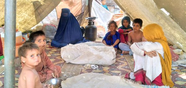 بیجا شدن صدها خانواده در نتیجه جنگ در لغمان - اسپوتنیک افغانستان  