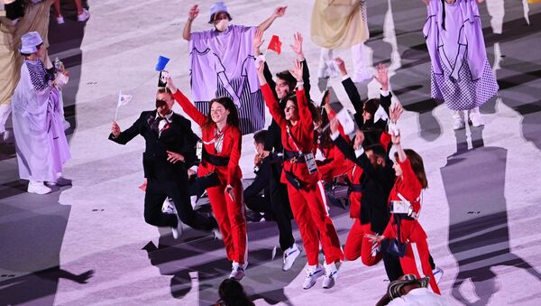 Russian athletes, members of the Russian national team (ROC team) are photographed at the athletes parade at the opening ceremony of the XXXII Summer Olympic Games in Tokyo - اسپوتنیک افغانستان  