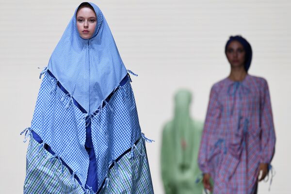 نمایش مجموعه لباس های طراحان مد در چارچوب دوازدهمین اجلاس بین المللی اقتصادی جهان اسلام روسیه. - اسپوتنیک افغانستان  
