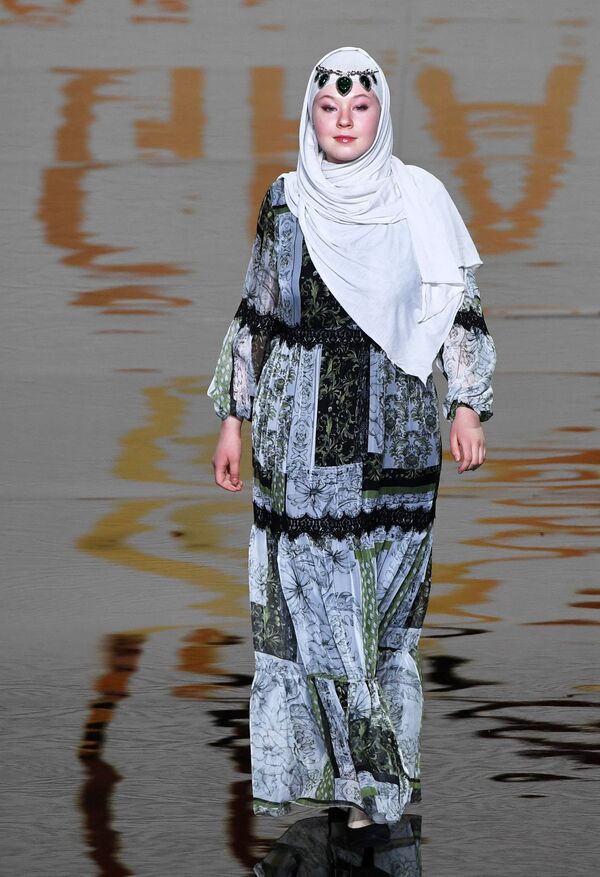نمایش مجموعه لباس های طراحان مد در چارچوب دوازدهمین اجلاس بین المللی اقتصادی جهان اسلام روسیه. - اسپوتنیک افغانستان  