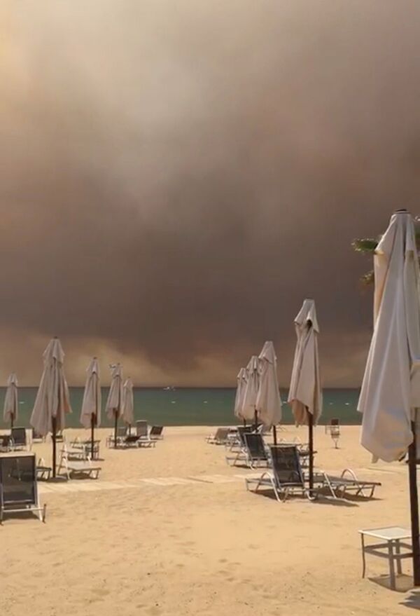 دود ناشی از آتش سوزی های جنگلی بر فراز ساحلی در ماناوگات، آنتالیا، ترکیه - اسپوتنیک افغانستان  