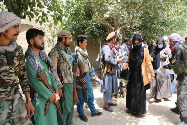 یاوری فعالان مدنی تخار به باشندگان در خط نبرد با طالبان  - اسپوتنیک افغانستان  