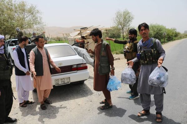 یاوری فعالان مدنی تخار به باشندگان در خط نبرد با طالبان  - اسپوتنیک افغانستان  
