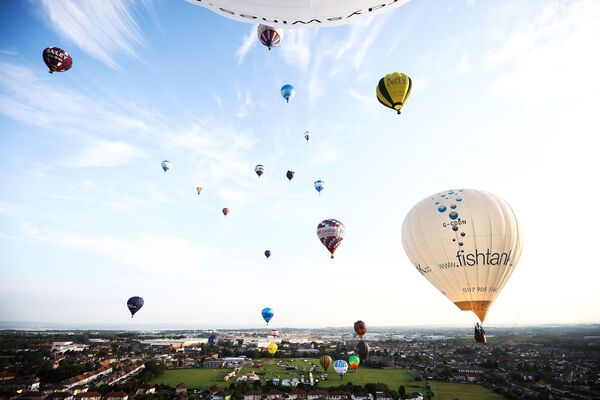 پرتاب بالون های هوایی در جشنواره Bristol International Balloon Fiesta در بریستول بریتانیا. - اسپوتنیک افغانستان  