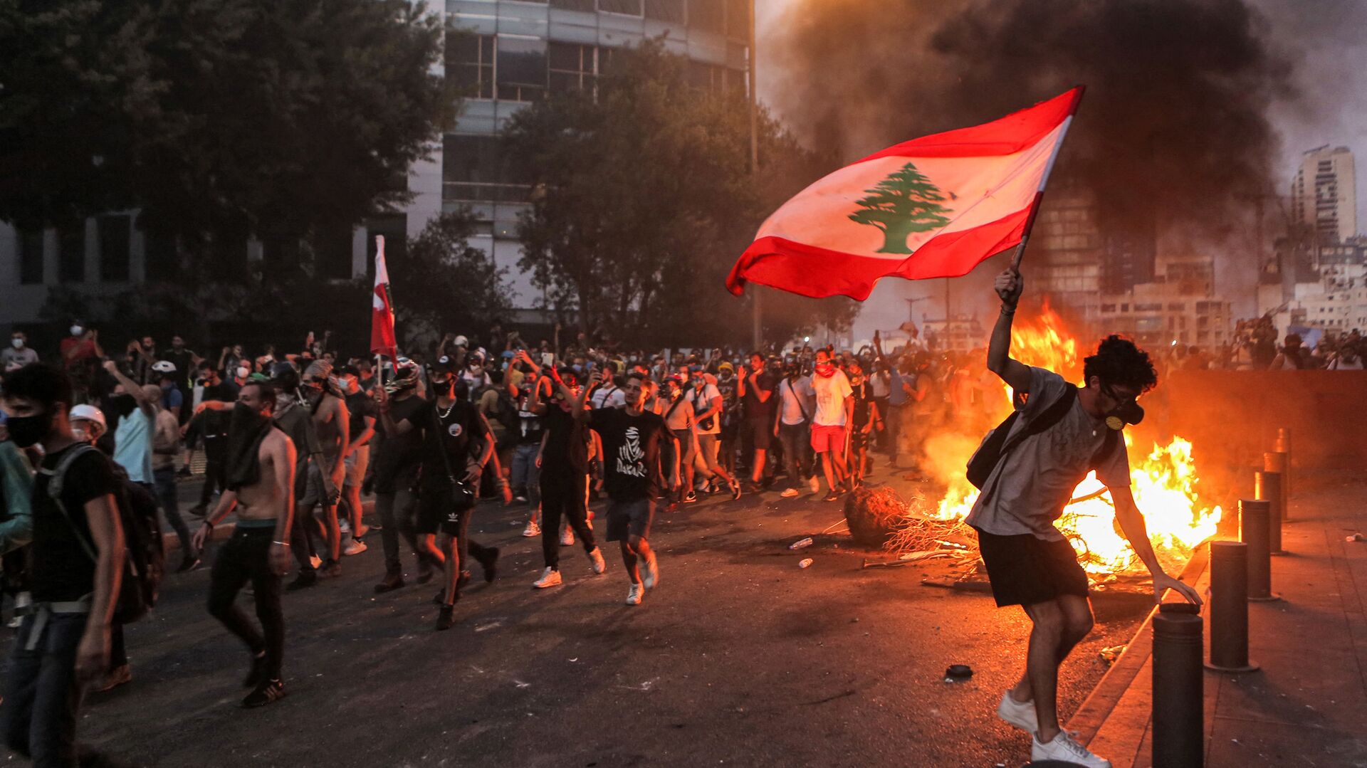 Протестующий с ливанским флагом во время столкновенийв Бейруте - اسپوتنیک افغانستان  , 1920, 19.09.2022