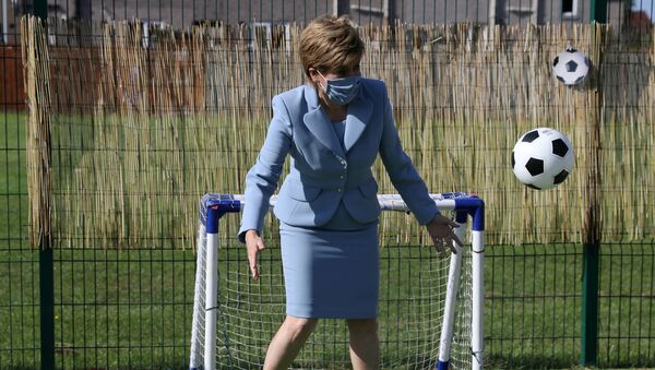 نیکولا استورجن ، نخست وزیر اسکاتلند هنگام بازدید از یک کودکستان در فالین - اسپوتنیک افغانستان  