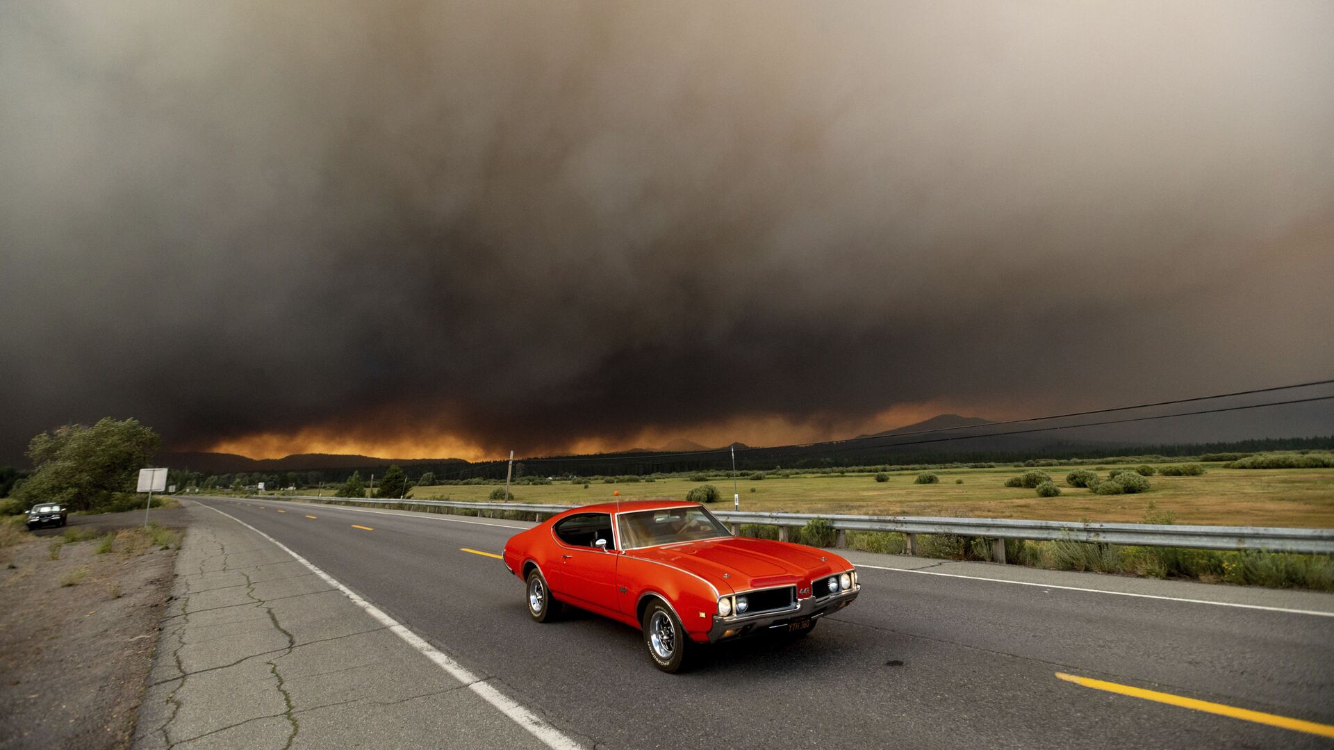 Автомобиль выезжает из Честера, где бушуют лесные пожары, штат Калифорния, США - اسپوتنیک افغانستان  , 1920, 19.08.2022