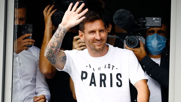 Argentinian football player Lionel Messi waves to supporters from a window after he landed on August 10, 2021 at Le Bourget airport, north of Paris, to become Paris Saint-Germain's new player - اسپوتنیک افغانستان  