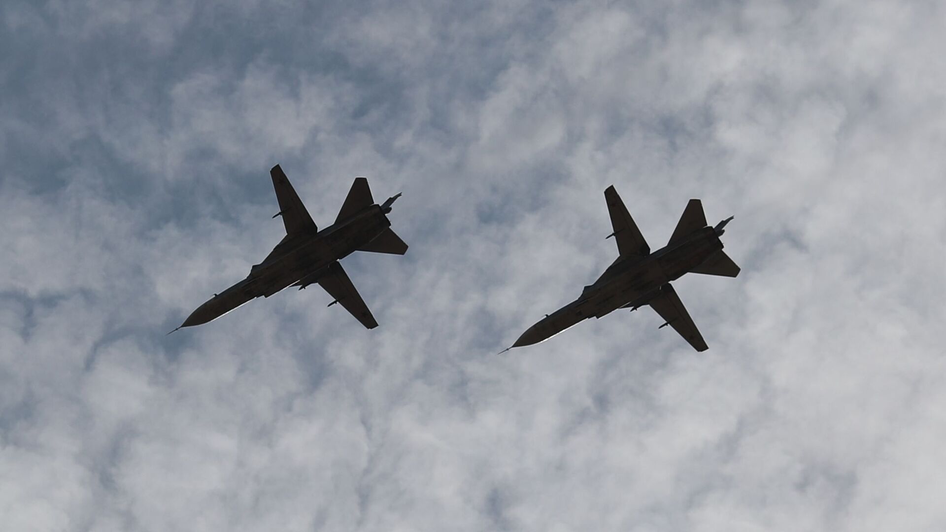 Фронтовые бомбардировщики Су-24 в небе во время международных российско-индийских учений Индра-2021  - اسپوتنیک افغانستان  , 1920, 24.09.2022