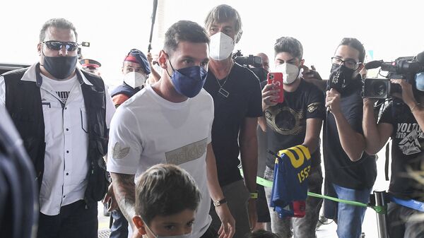 Аргентинский нападающий «Барселоны» Лионель Месси со своей семьей прибывает в аэропорт Эль-Прат в Барселоне  - اسپوتنیک افغانستان  