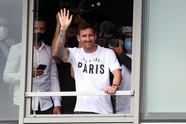 ستاره دنیای فوتبال، برای عقد قرارداد با تیم پاریس، به فرانسه رسید. - اسپوتنیک افغانستان  