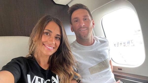  Аргентинский футболист Лионель Месси и его жена Антонела Рокуццо позируют в своем частном самолете по пути в Париж, Испания  - اسپوتنیک افغانستان  