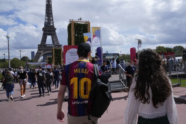 هواداران با لباس‌های مسی در پاریس. - اسپوتنیک افغانستان  