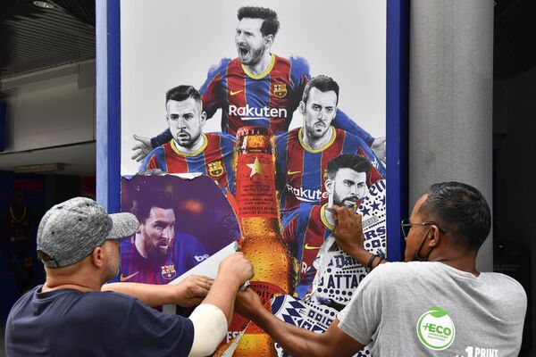 حذف تصاویر مسی از دیوارهای ورزشگاه بارسلونا. - اسپوتنیک افغانستان  