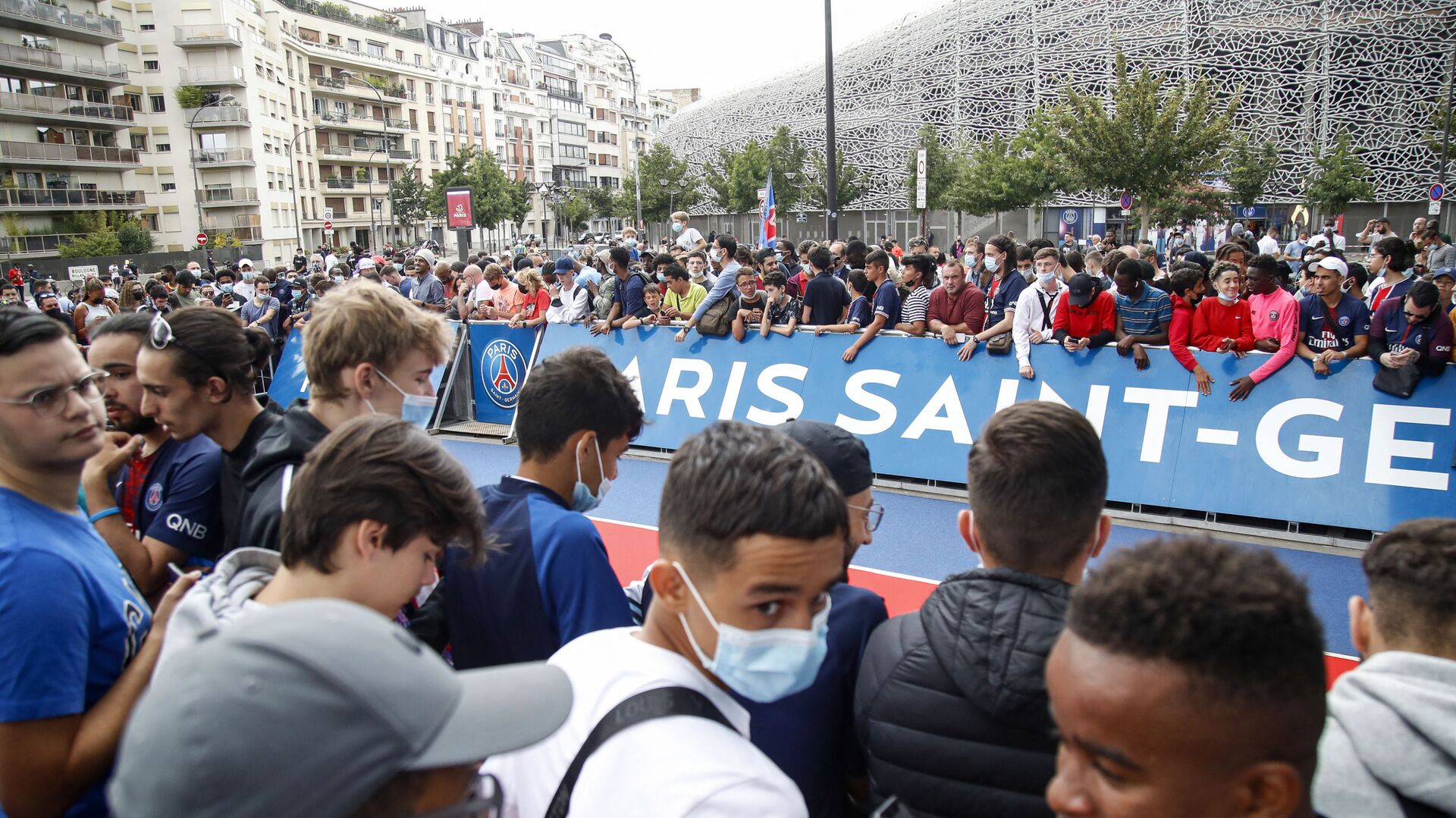 Болельщики ждут возле стадиона Parc des Princes футбольного клуба Paris Saint-Germain (PSG) в Париже  - اسپوتنیک افغانستان  , 1920, 11.08.2021
