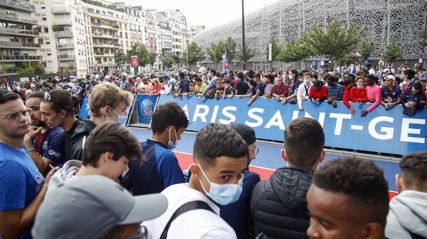 Болельщики ждут возле стадиона Parc des Princes футбольного клуба Paris Saint-Germain (PSG) в Париже  - اسپوتنیک افغانستان  
