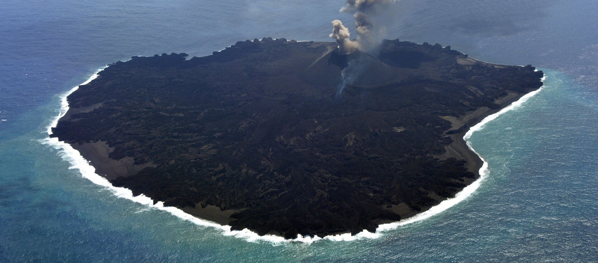 The newly created Nishinoshima island at the Ogasawara island chain, 1,000 kilometres south of Tokyo - اسپوتنیک افغانستان  , 1920, 14.08.2021