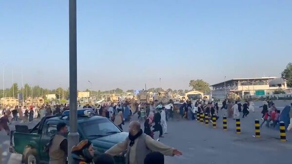 مردم در حال فرار در فرودگاه کابل. - اسپوتنیک افغانستان  