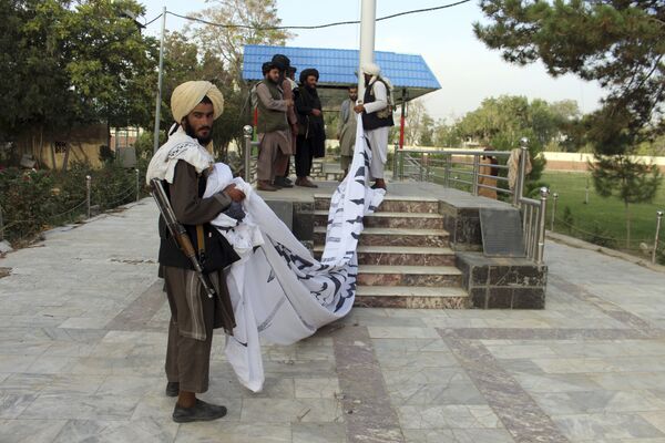 برافراشته شدن پرچم طالبان در ولایت غزنی. - اسپوتنیک افغانستان  