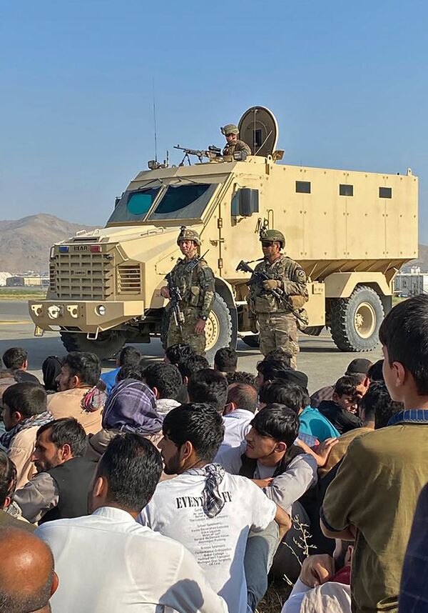 باشندگان کابل در برابر نیرو های آمریکایی در فرودگاه کابل. - اسپوتنیک افغانستان  