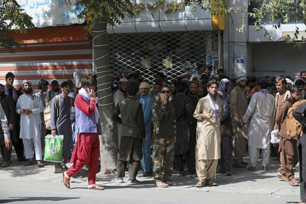 هجوم مردم در برابر بانک ها در کابل. - اسپوتنیک افغانستان  